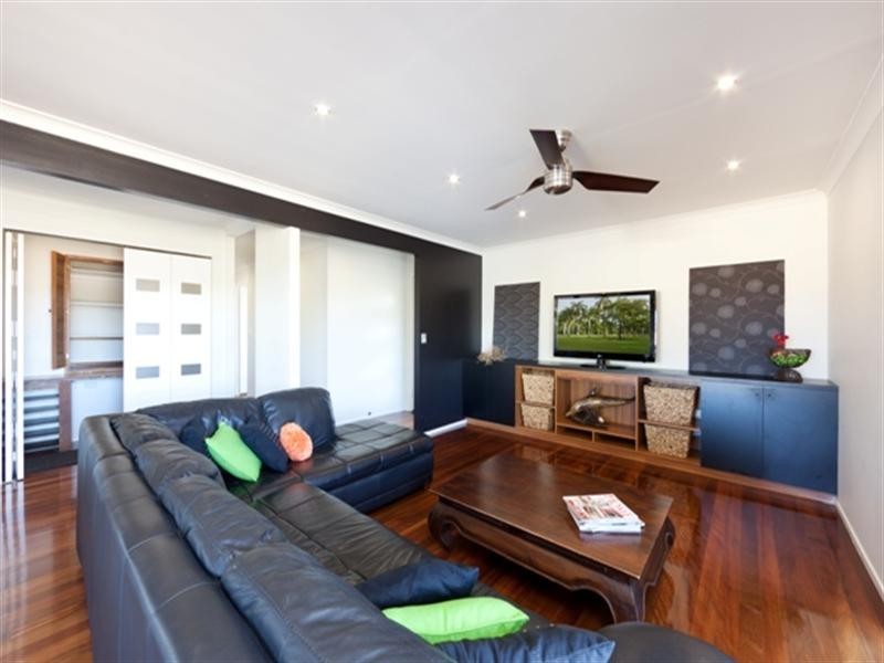 9 Barklya Place, Palm Beach QLD 4221