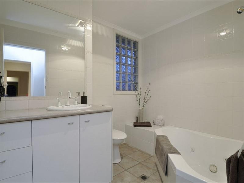 16 Bahia Court, Broadbeach Waters QLD 4218