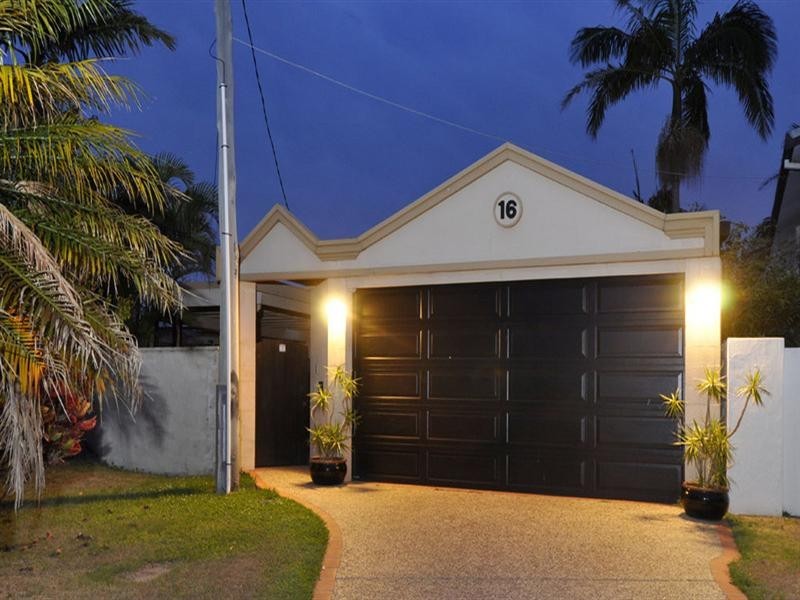 16 Bahia Court, Broadbeach Waters QLD 4218
