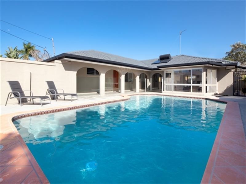 4 Grant Place, Broadbeach Waters QLD 4218
