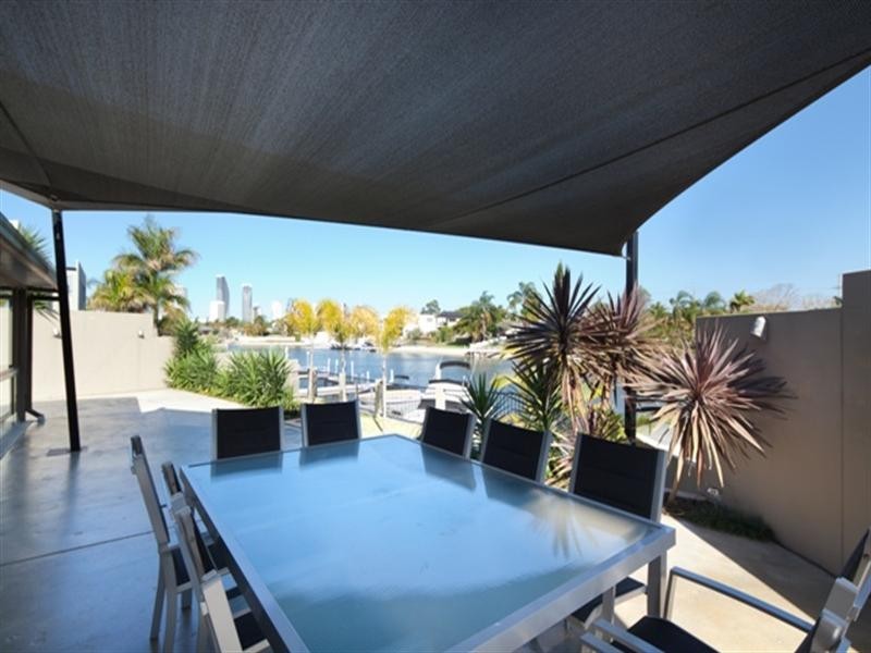 4 Grant Place, Broadbeach Waters QLD 4218