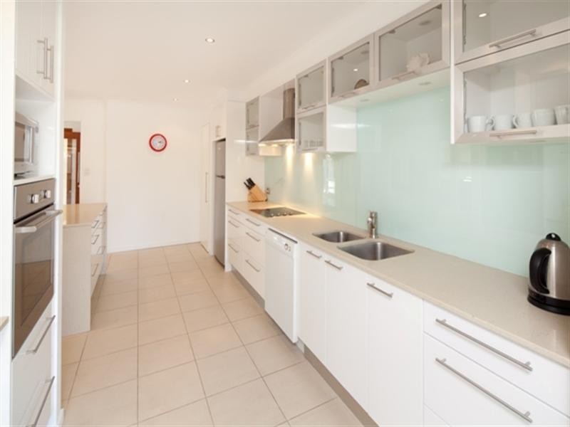 4 Grant Place, Broadbeach Waters QLD 4218