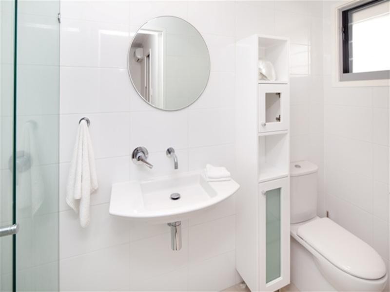 4 Grant Place, Broadbeach Waters QLD 4218