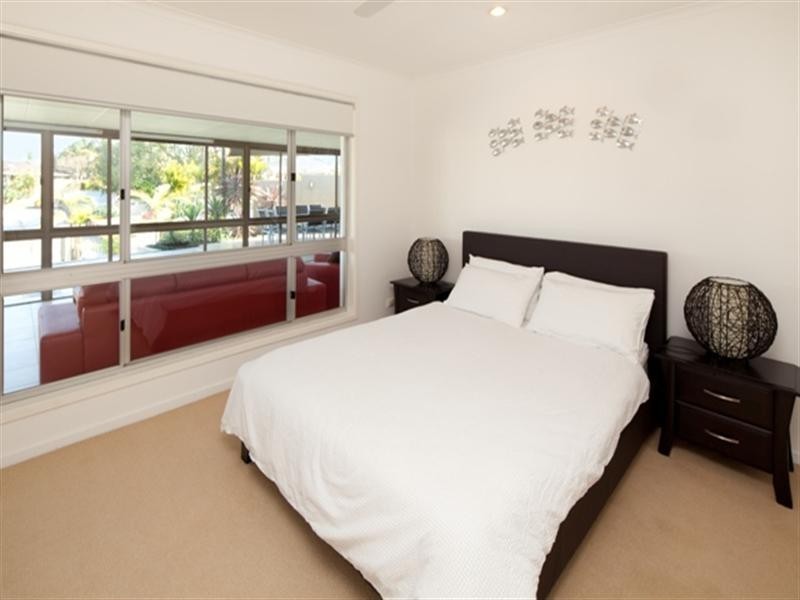 4 Grant Place, Broadbeach Waters QLD 4218