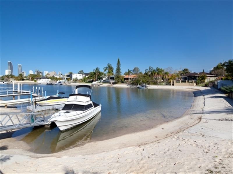 4 Grant Place, Broadbeach Waters QLD 4218