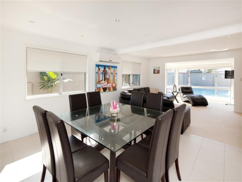 4 Grant Place, Broadbeach Waters QLD 4218
