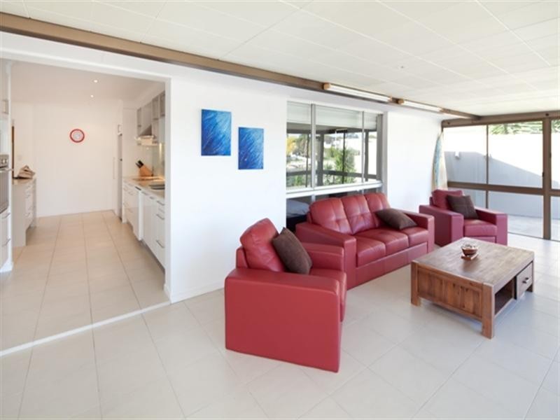 4 Grant Place, Broadbeach Waters QLD 4218