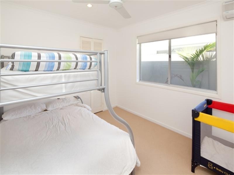 4 Grant Place, Broadbeach Waters QLD 4218