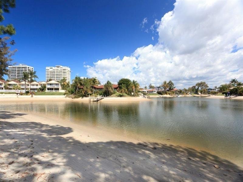 91 Clear Island Road, Broadbeach Waters QLD 4218