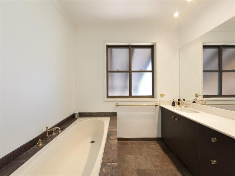 91 Clear Island Road, Broadbeach Waters QLD 4218