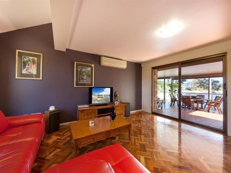 91 Clear Island Road, Broadbeach Waters QLD 4218