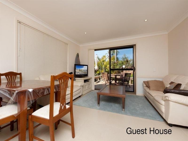 91 Clear Island Road, Broadbeach Waters QLD 4218