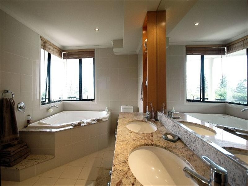 1/2087 Gold Coast Highway, Miami QLD 4220