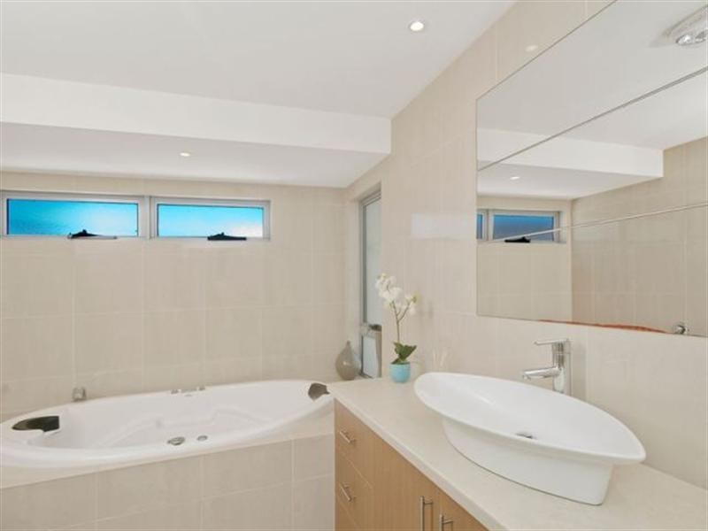 824 Pacific Parade, Currumbin QLD 4223