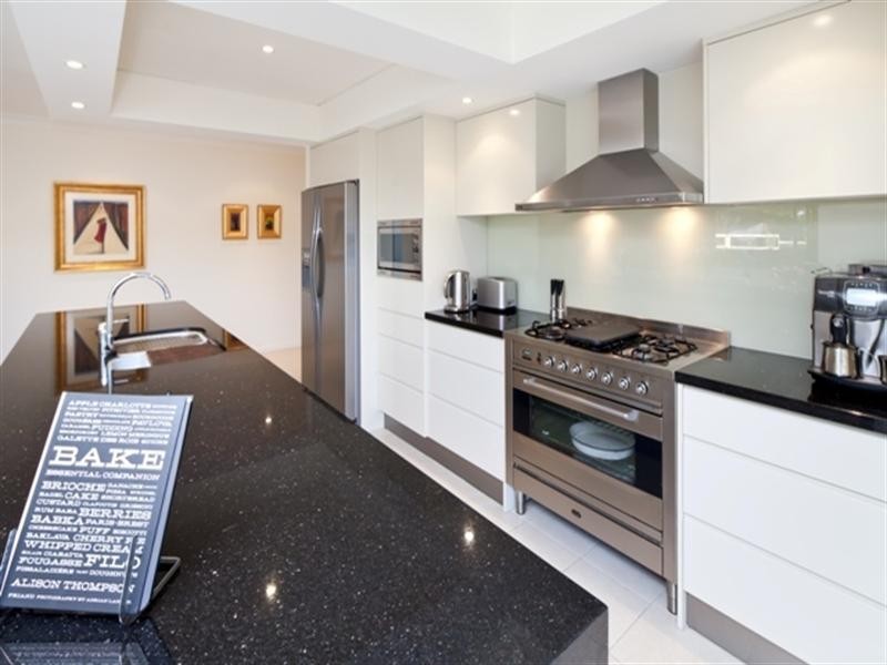 15 Lakeview Drive, Carrara QLD 4211