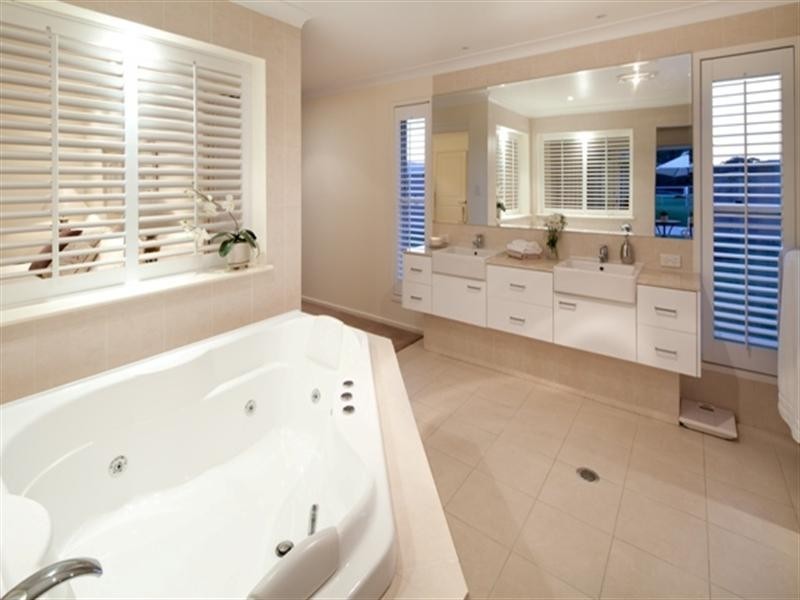 15 Lakeview Drive, Carrara QLD 4211