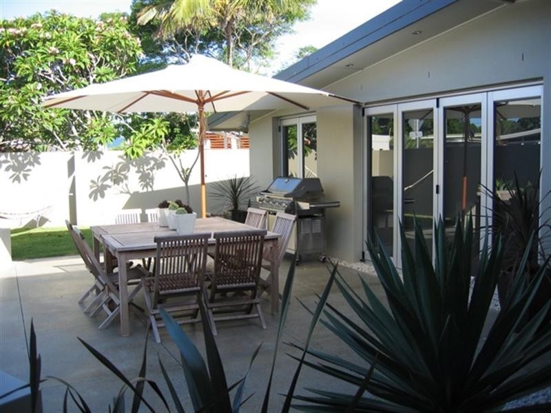 21 Naranga Avenue, Broadbeach Waters QLD 4218