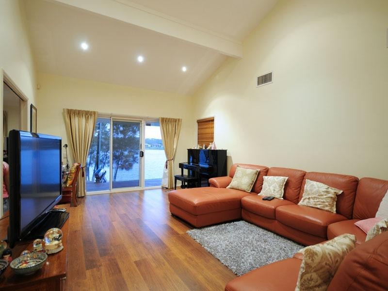 38 Auk Avenue, Burleigh Waters QLD 4220