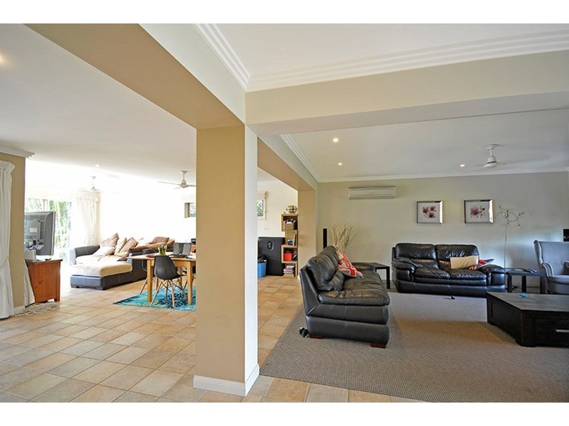 16 Gretel Drive, Mermaid Waters QLD 4218