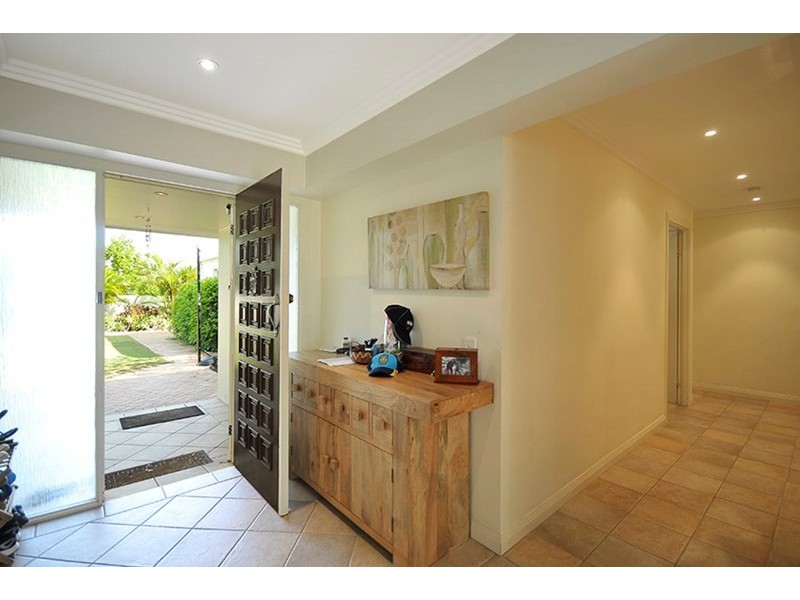 16 Gretel Drive, Mermaid Waters QLD 4218