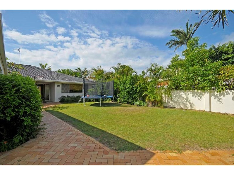 16 Gretel Drive, Mermaid Waters QLD 4218