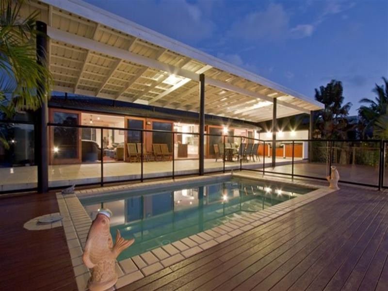 5 Savoy Drive, Broadbeach Waters QLD 4218