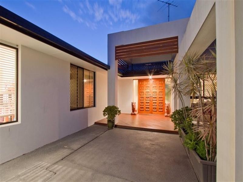 5 Savoy Drive, Broadbeach Waters QLD 4218