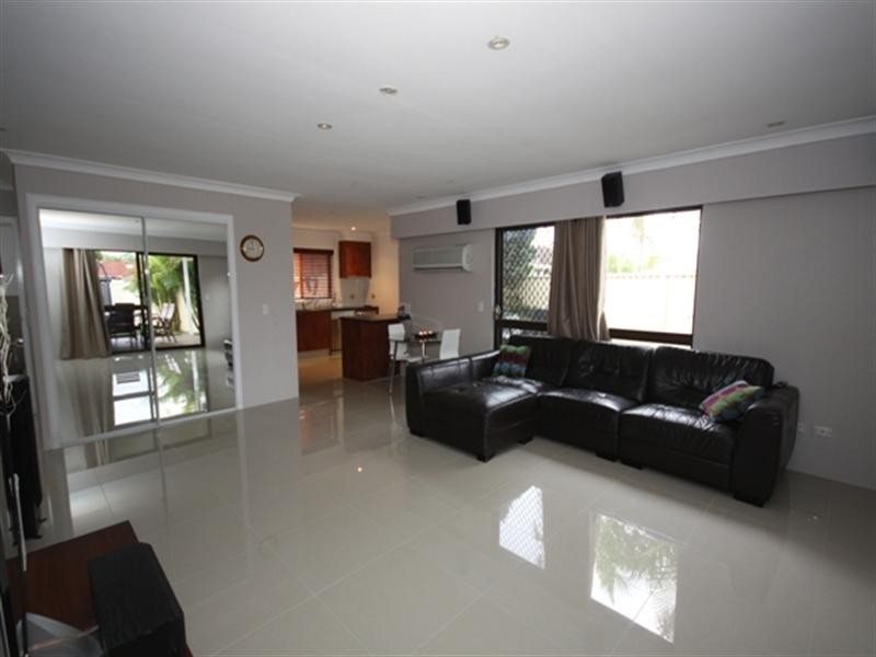 2/21 Adams Avenue, Miami QLD 4220