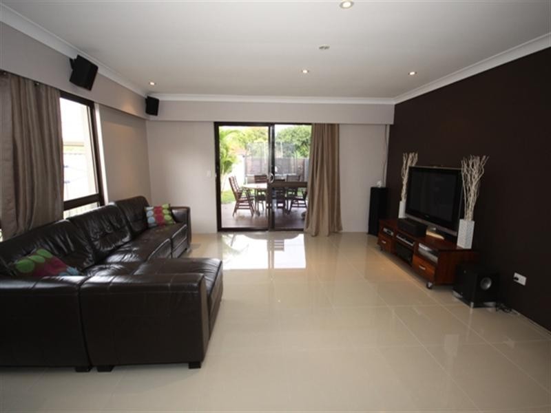 2/21 Adams Avenue, Miami QLD 4220