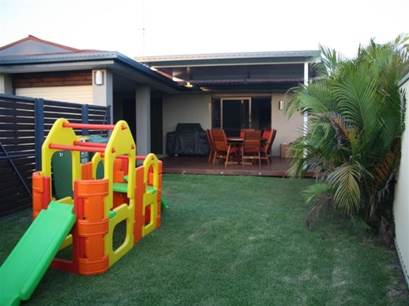 2/21 Adams Avenue, Miami QLD 4220