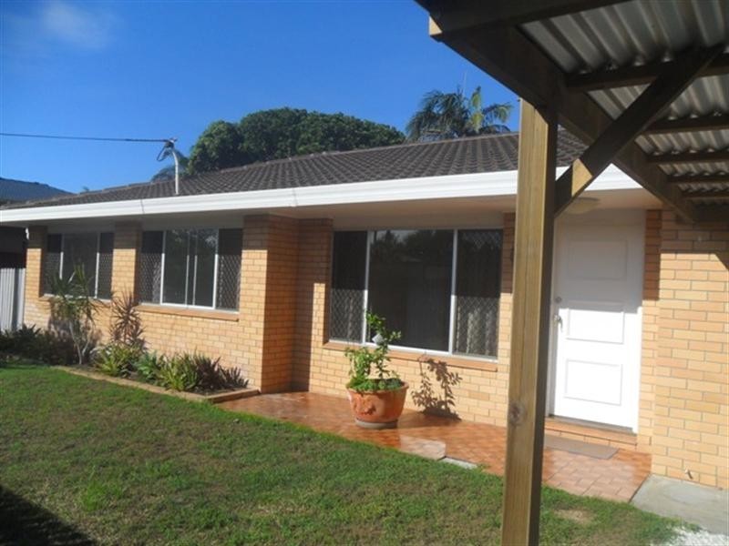 32 Boongala Road, Broadbeach Waters QLD 4218