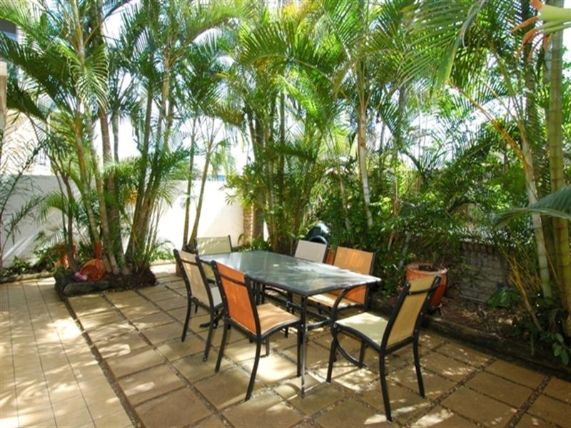 202 Hedges Avenue, Mermaid Beach QLD 4218