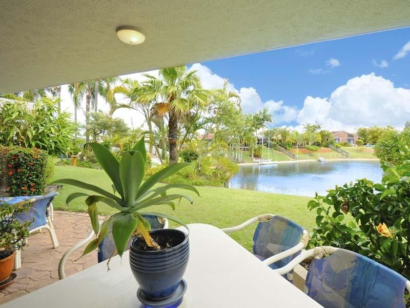 4/2 Dunlop Court, Mermaid Waters QLD 4218