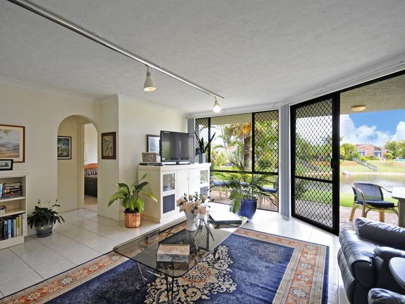 4/2 Dunlop Court, Mermaid Waters QLD 4218