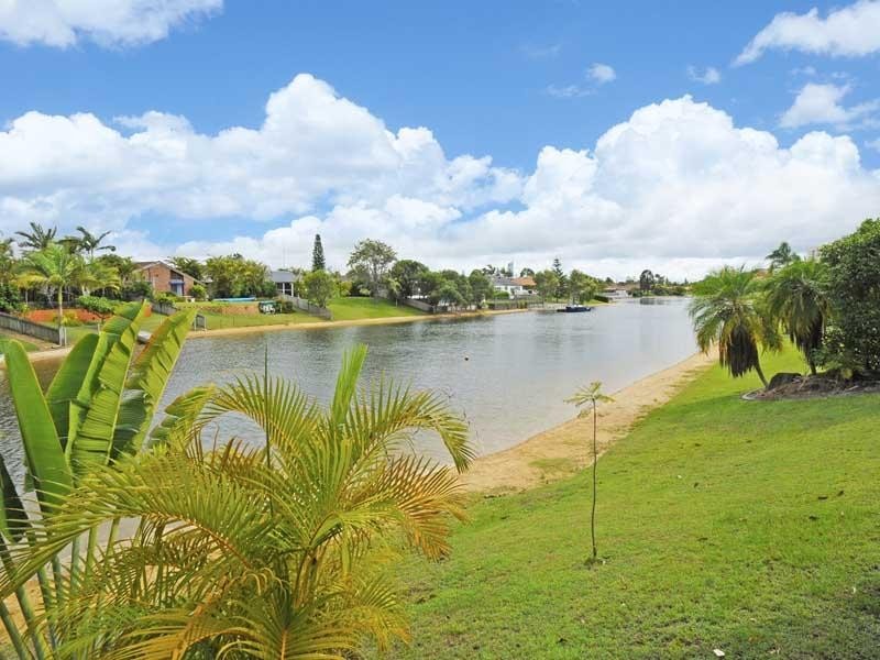 4/2 Dunlop Court, Mermaid Waters QLD 4218