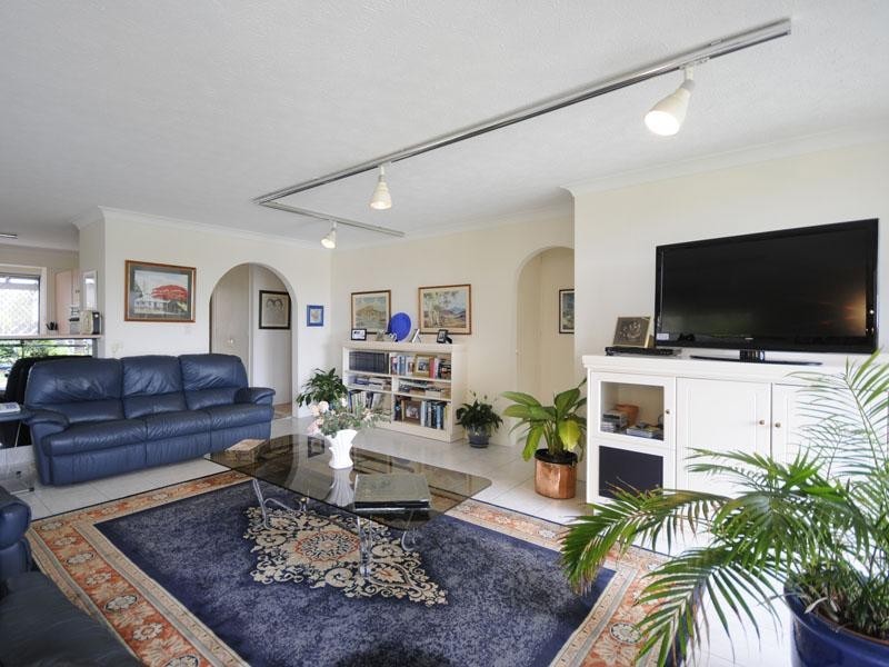 4/2 Dunlop Court, Mermaid Waters QLD 4218