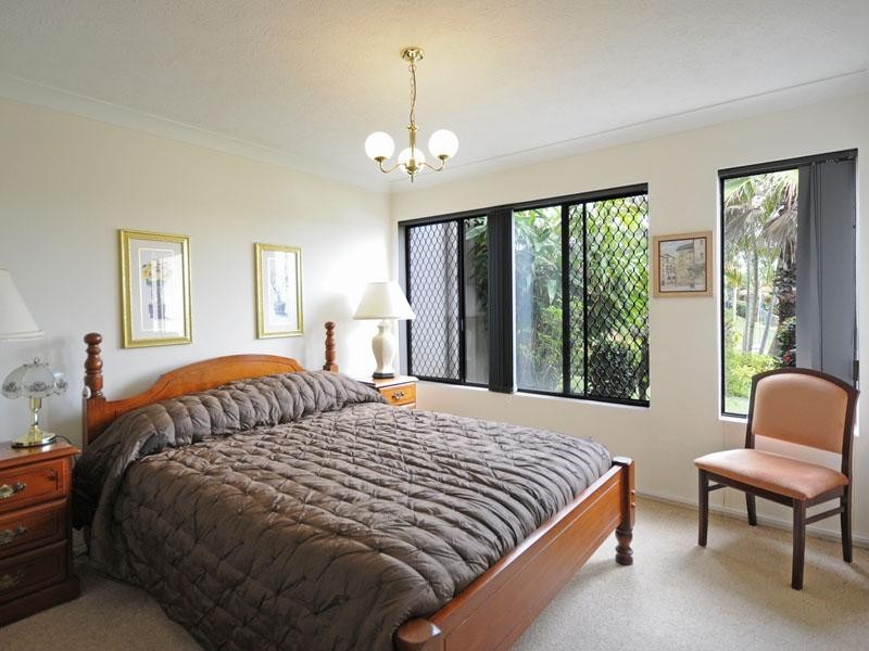 4/2 Dunlop Court, Mermaid Waters QLD 4218