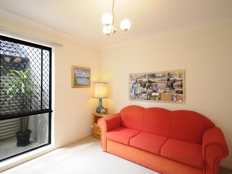 4/2 Dunlop Court, Mermaid Waters QLD 4218