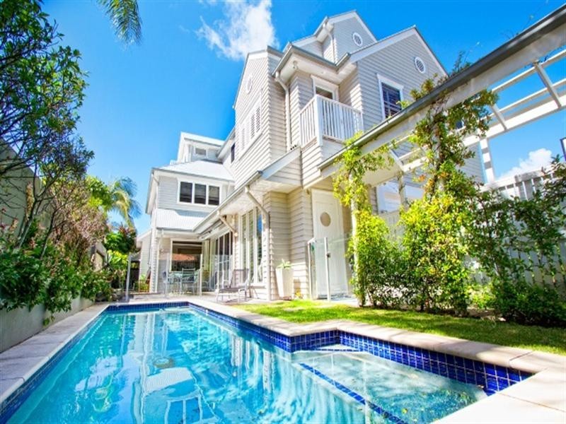 16 Francis Street, Mermaid Beach QLD 4218