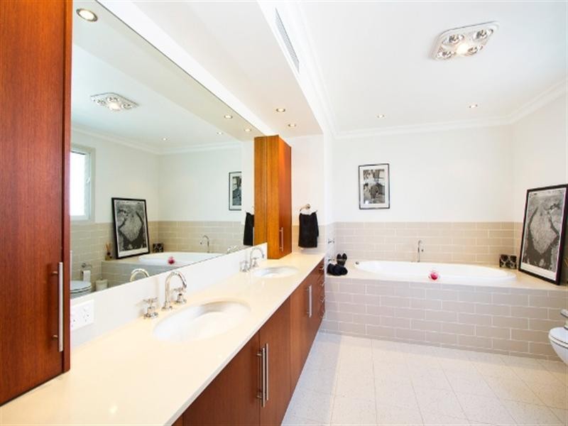 16 Francis Street, Mermaid Beach QLD 4218