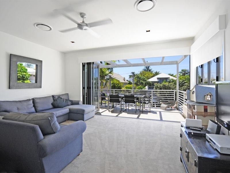 28 Ocean Street, Mermaid Beach QLD 4218