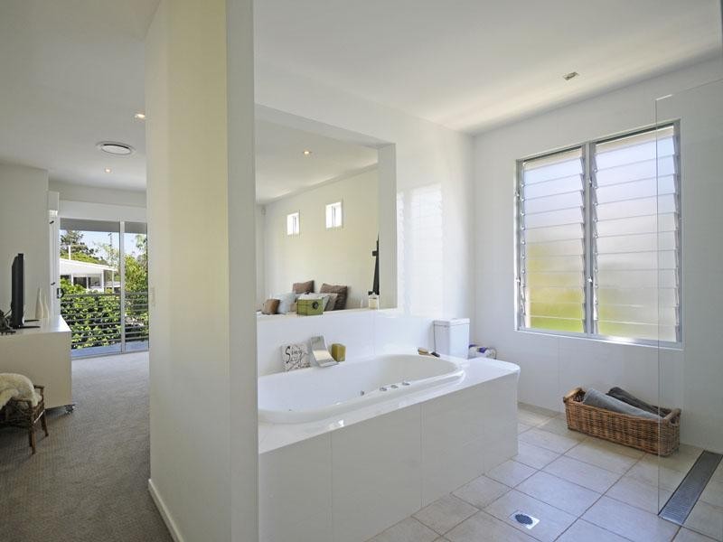 28 Ocean Street, Mermaid Beach QLD 4218