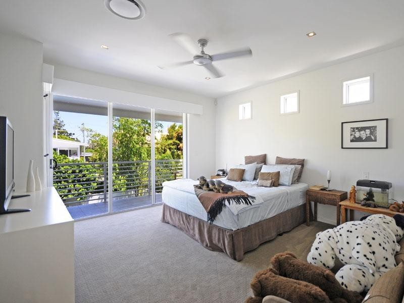 28 Ocean Street, Mermaid Beach QLD 4218