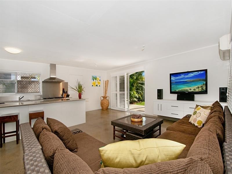 37 Venice Street, Mermaid Beach QLD 4218