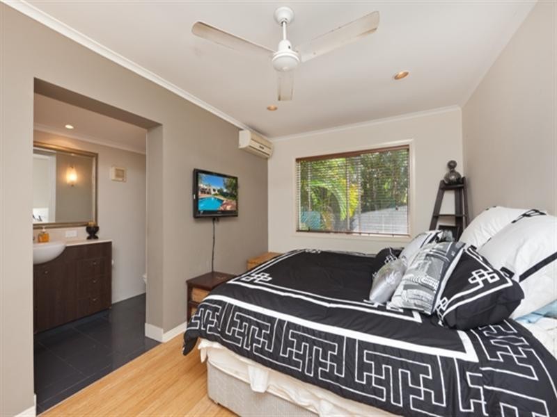 11 Raymond Avenue, Bundall QLD 4217