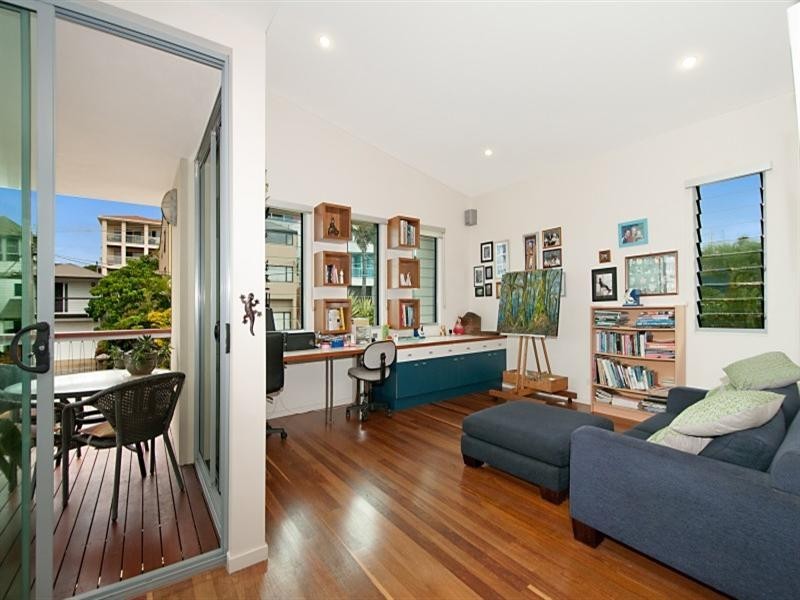 7 Brakes Crescent, Miami QLD 4220