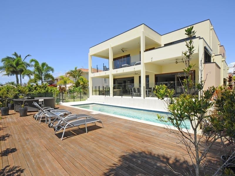 27 Andrea Avenue, Broadbeach Waters QLD 4218