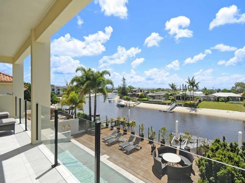 27 Andrea Avenue, Broadbeach Waters QLD 4218