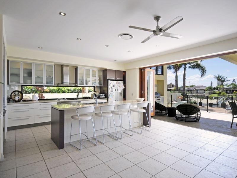 27 Andrea Avenue, Broadbeach Waters QLD 4218