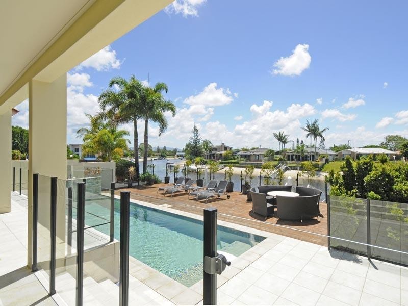 27 Andrea Avenue, Broadbeach Waters QLD 4218